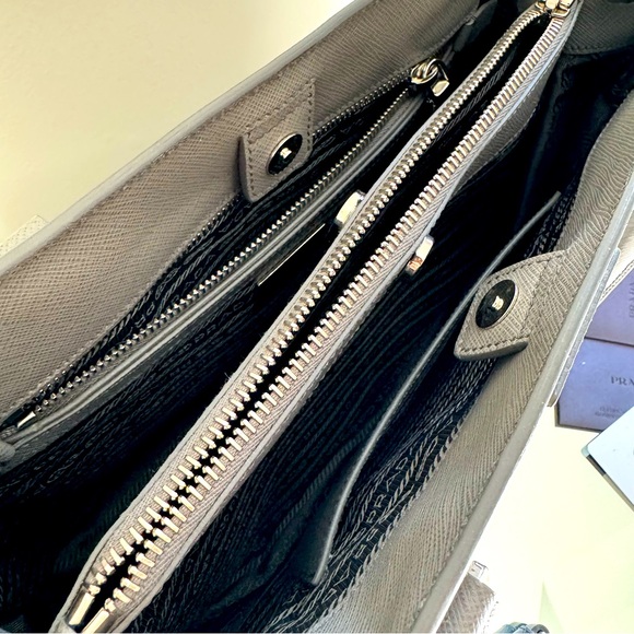 PRADA SAFFIANO LUX TOTE - Picture 5 of 7